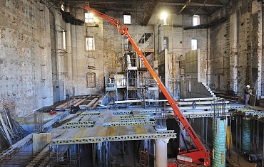 Работа мини-крана с перекрытий