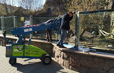 Замена стекол в вольере с помощью стеклоробота Арлифт