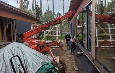 Остекление на ограниченном пространстве с помощью мини-крана Арлифт