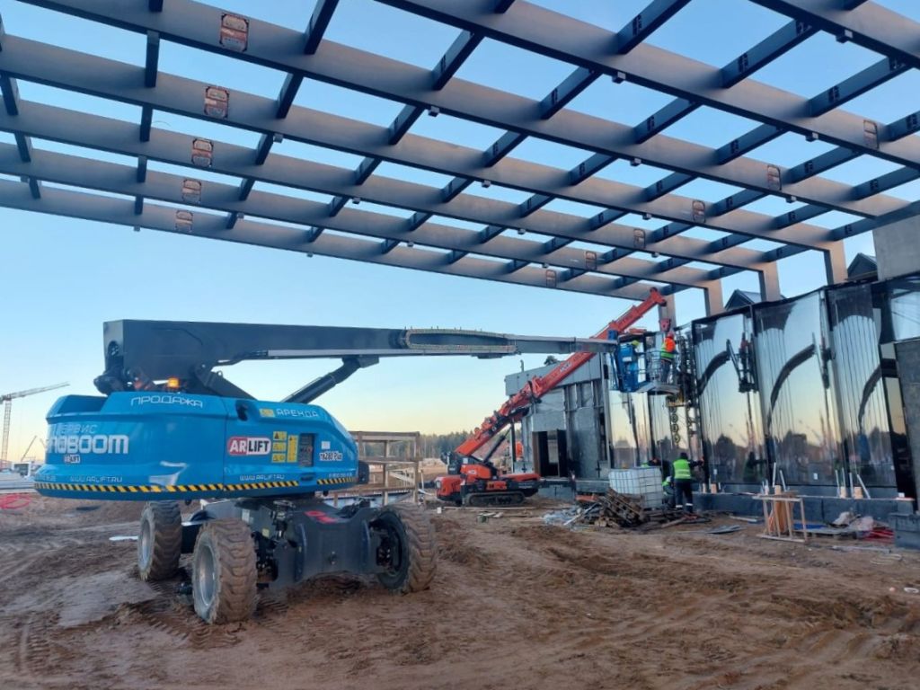 Телескопический подъемник в работе Изображение Телескопический подъемник в работе