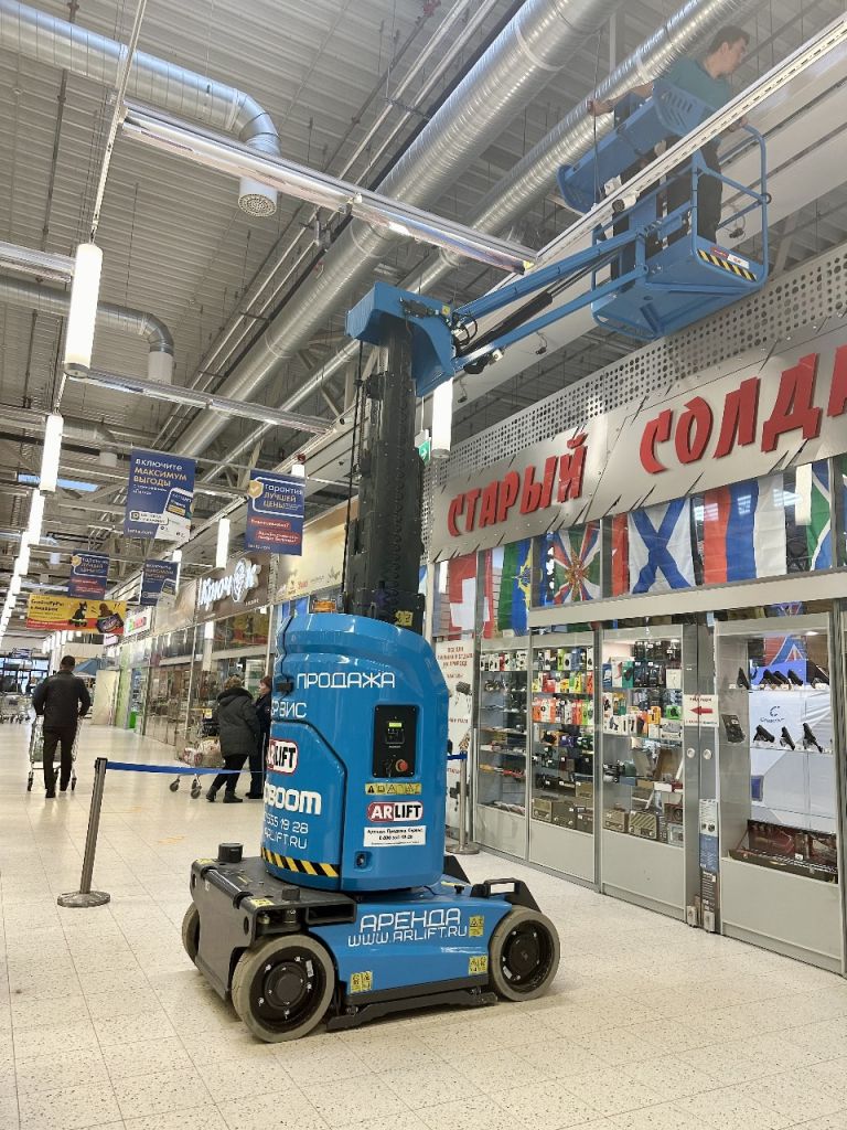 вертикально мачтовый подъемник в работе вертикально мачтовый подъемник в работе